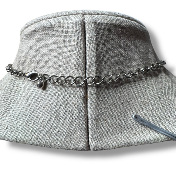 Shell & stone bead silver toned necklace - Picture 2 of 3